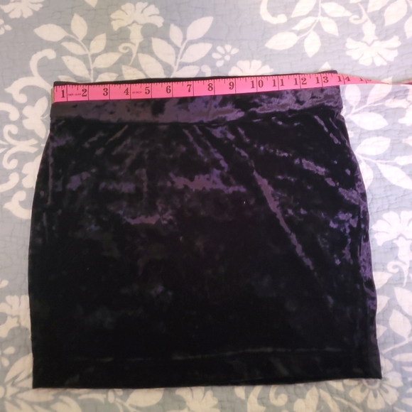 Guess mini velvet skirt xs - Picture 4 of 4